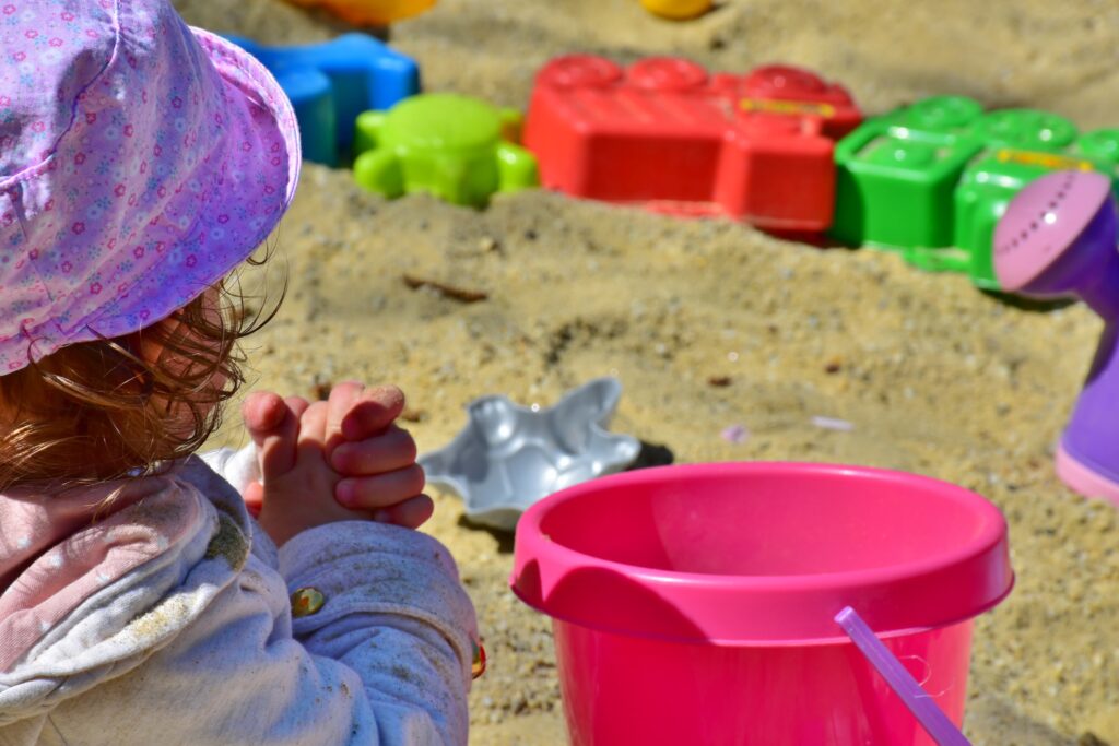Spielsand reinigen oder austauschen? Worauf Kommunen und Kita-Träger achten sollten